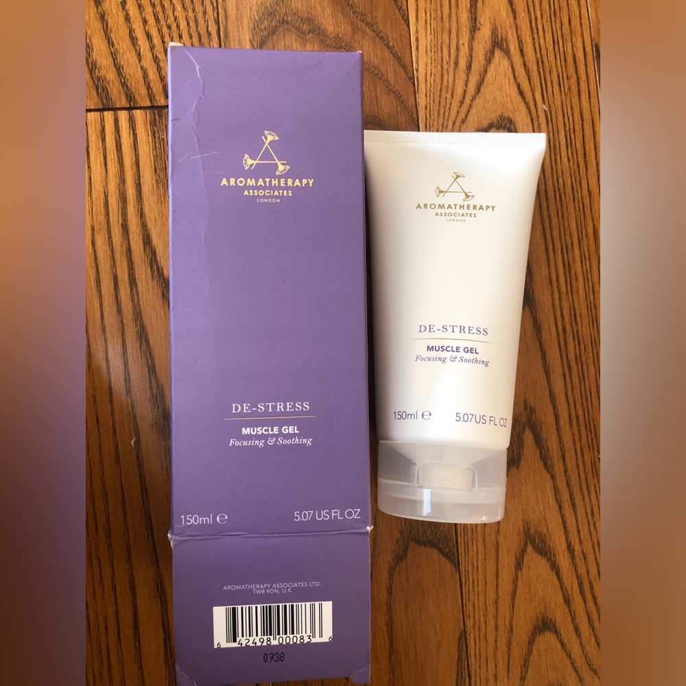 Aromatherapy Associates London De-stress Muscle Gel 150ml note the wear to box
